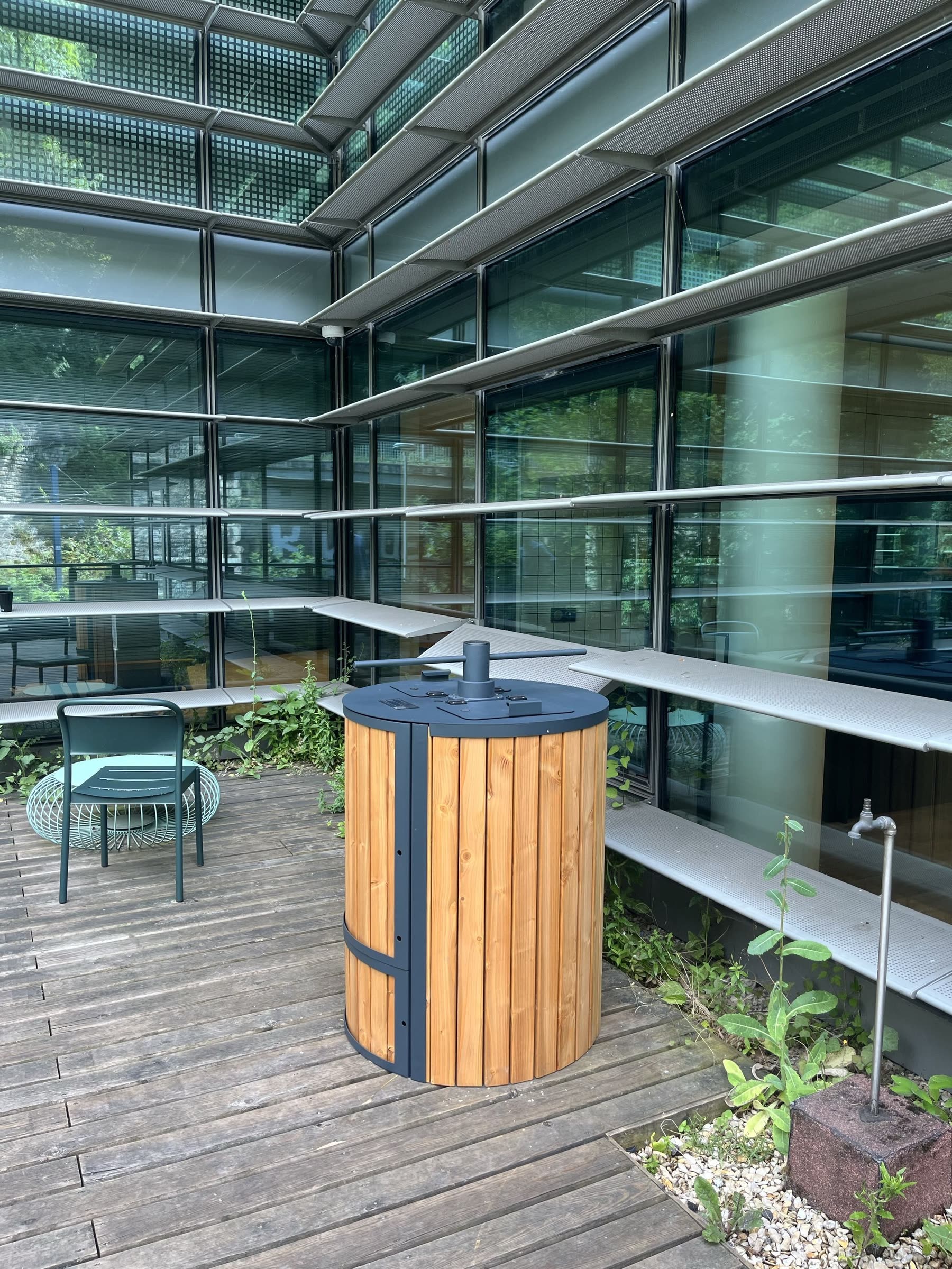 Composteur en bois installé sur une terrasse de bureaux